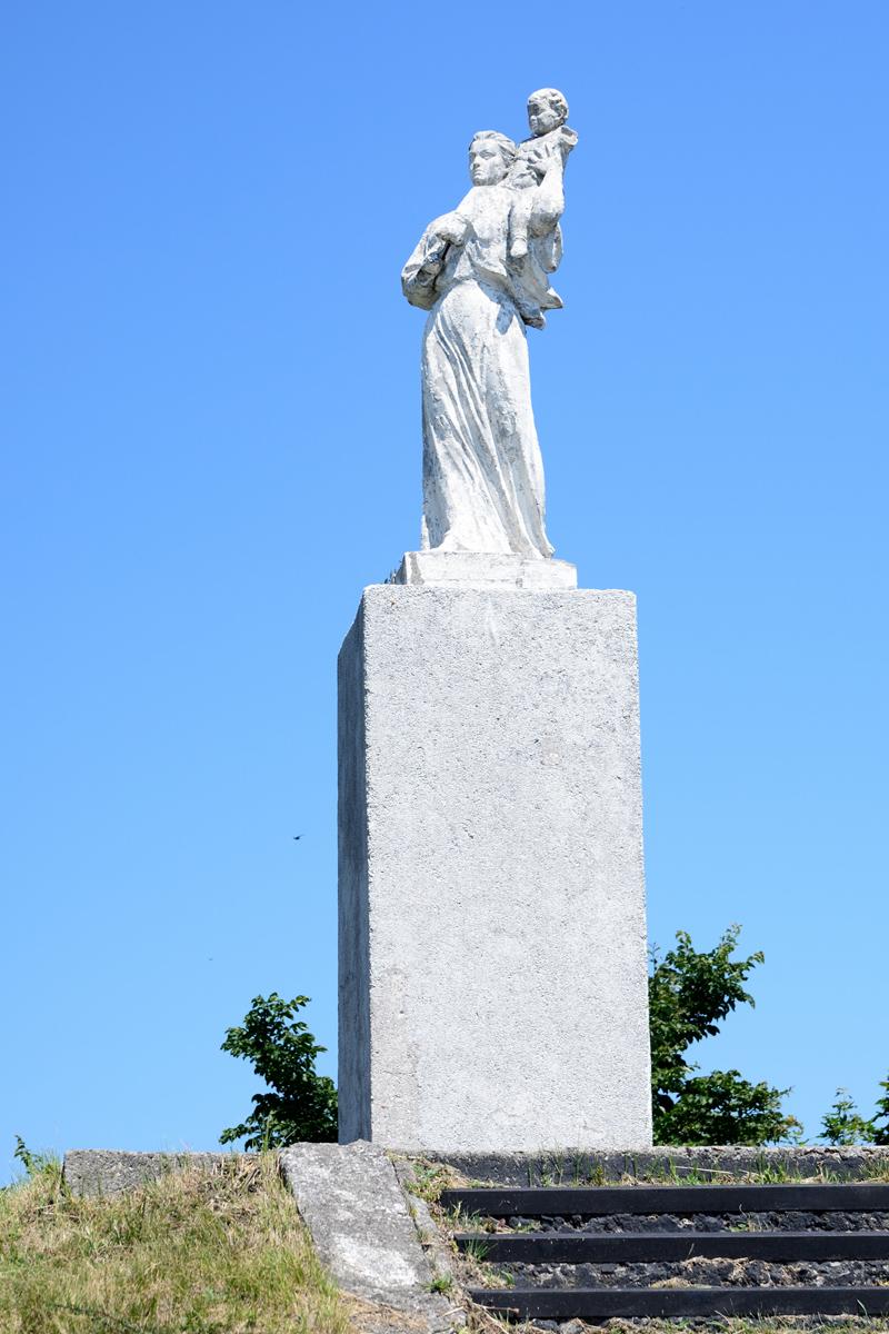 Памятник жене моряка